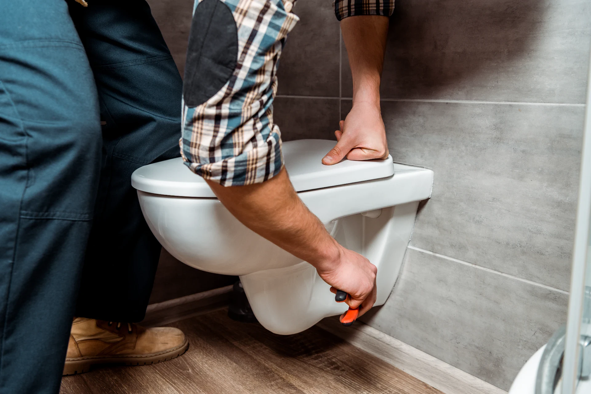 Teknisk VVS-arbejde med installation af toilet i badeværelse.